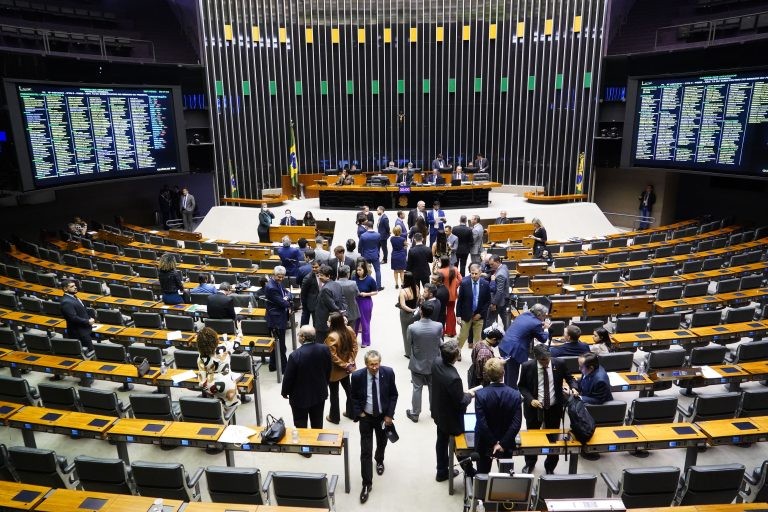 Plenário analisa projeto que amplia limite de gastos com publicidade de empresa pública; acompanhe