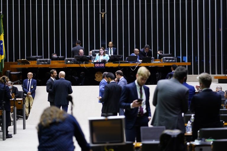 Câmara aprova em dois turnos PEC que viabiliza pagamento do piso da enfermagem; acompanhe